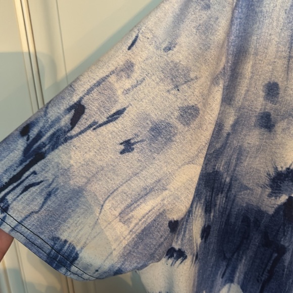 Floral loose fitting top. Faux wood buttons. XL - Picture 4 of 5